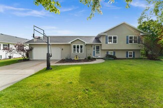 1032 Columbia Dr, Poynette, WI 53955