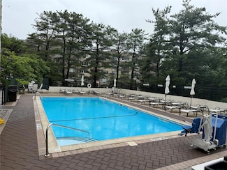 701 Pelham Rd Unit 2E, New Rochelle, NY 10805