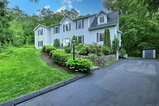 2 Abbey Ln, Newtown, CT 06470