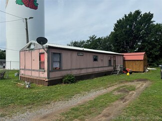 1306 S 3rd St, Stilwell, OK 74960