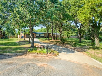 9 Dustin Cir, Shawnee, OK 74804