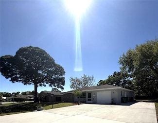 1526 SE Minorca Ave, Port Saint Lucie, FL 34952