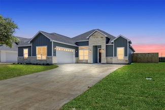 155 Oak Cluster Dr, Columbus, TX 78934