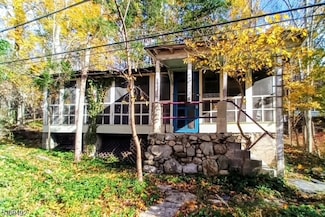 5 Ash Ln, Belvidere, NJ 07823