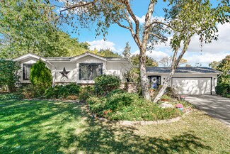 1100 Regency Ln, Libertyville, IL 60048