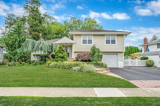 76 Keswick Ln, Plainview, NY 11803