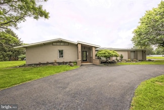 6 Whitewood Dr, Ewing, NJ 08628