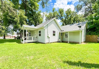 205 W 5th St, Pineville, MO 64856