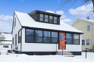 1006 Oakdale St SE, Grand Rapids, MI 49507