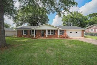 1013 Hemlock St, Tuscumbia, AL 35674