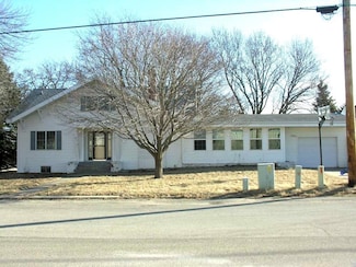 102 S Lawrence St, Stacyville, IA 50476
