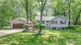 533 25th St, Gladstone, MI 49837