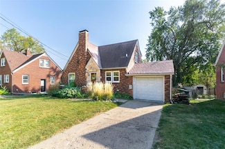 6704 Elmcrest Dr, Windsor Heights, IA 50324