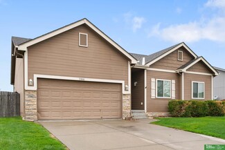 13808 Clearwater Dr, Papillion, NE 68133