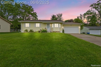 2413 Highfield Rd, Waterford, MI 48329