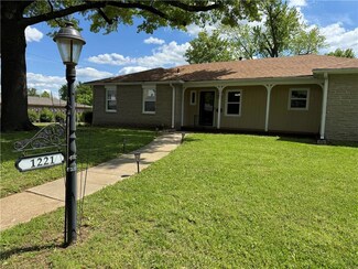 1221 W 2nd St, Chanute, KS 66720