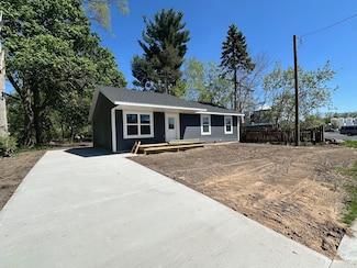 28 Fremont Ave, Fremont, MI 49412