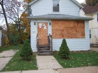 712 Hickory St, Waukegan, IL 60085
