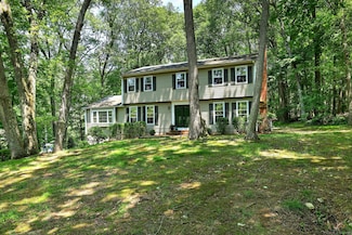 31 Country Ridge Dr, Monroe, CT 06468