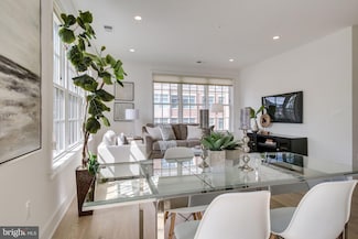 521 N Washington St Unit 201, Alexandria, VA 22314