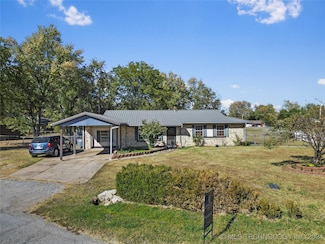 1421 S Hayes Ave, Wagoner, OK 74467