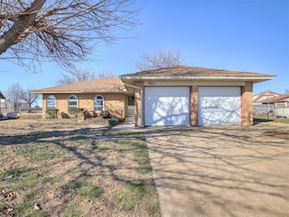 905 Newport Ave, Moore, OK 73160