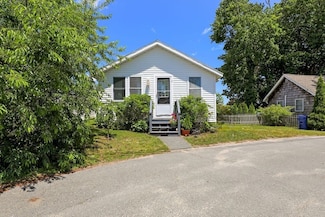 8 Woodland Cir, Wareham, MA 02571