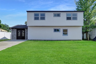 12 Woodcock Ln, Levittown, NY 11756