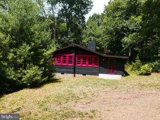 520 Whispering Pines Way, Lost City, WV 26810