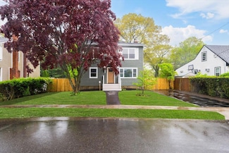 105 Phyllis Dr, Lindenhurst, NY 11757