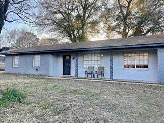 107 Linden Dr, Palestine, TX 75803