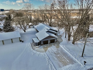 204 Pine St SW, New London, MN 56273