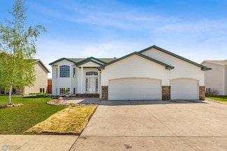 1586 Baywood Dr, West Fargo, ND 58078