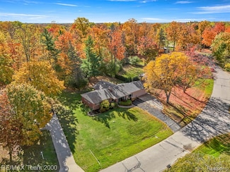 28454 Quail Hollow Rd, Farmington Hills, MI 48331