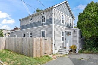 26 Pearl St, Newport, RI 02840