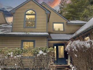 2163 Oak Hill Dr, Buck Hill Falls, PA 18323