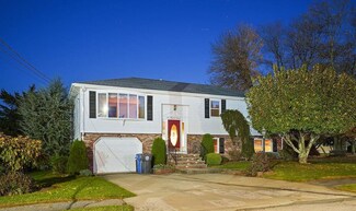 111 Woodview Dr, Cranston, RI 02920