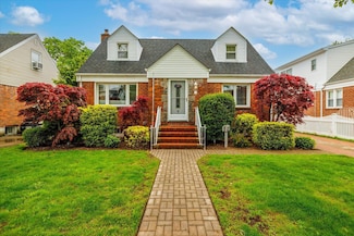 19 Croyden St, New Hyde Park, NY 11040