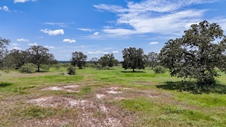 300 Zack Ln, Smithville, TX 78957