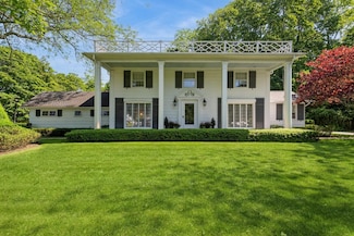 107 S Country Rd, East Patchogue, NY 11772