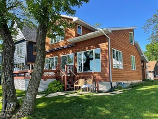 107 5th Ave N, Clear Lake, IA 50428