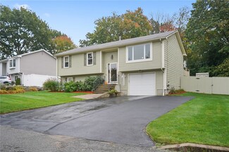137 Birchwood Dr, Cranston, RI 02920