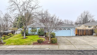 125 Meadow View Dr, Phoenix, OR 97535