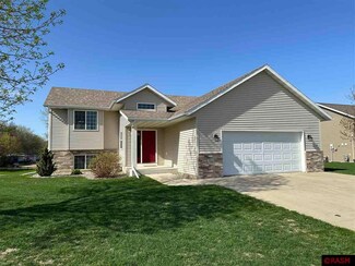 208 208 Oak Dr, Eagle Lake, MN 56024