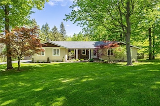 14 Emerald Hill Cir, Fairport, NY 14450
