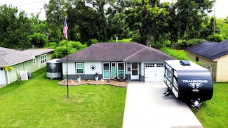 318 Acacia St, Lake Jackson, TX 77566