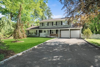 83 River Heights Dr, Smithtown, NY 11787