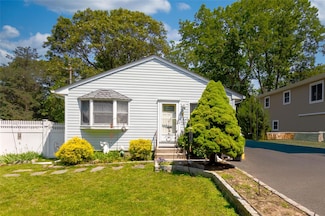 85 Ferndale Ave, Selden, NY 11784