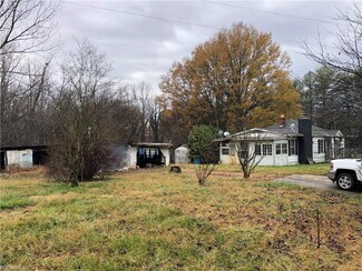 738 Golf Course Rd, Pilot Mountain, NC 27041