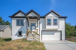 523 Hawthorne St, Smithville, MO 64089